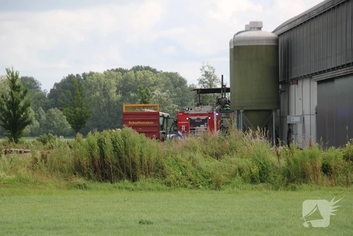 Brandweer blust brand in landbouwvoertuig