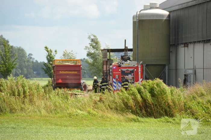Brandweer blust brand in landbouwvoertuig