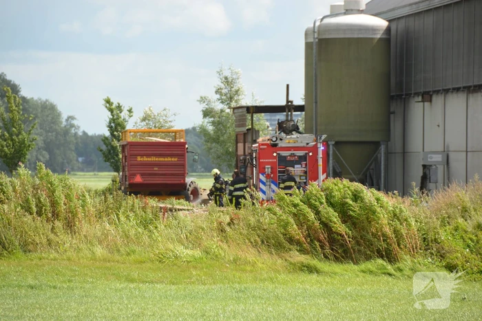 Brandweer blust brand in landbouwvoertuig