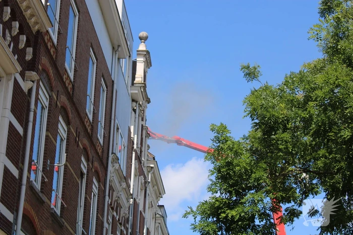 Grote uitslaande brand aan voor- en achterzijde van woning