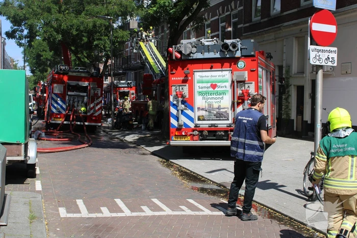 Grote uitslaande brand aan voor- en achterzijde van woning