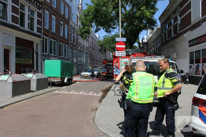 Grote uitslaande brand aan voor- en achterzijde van woning