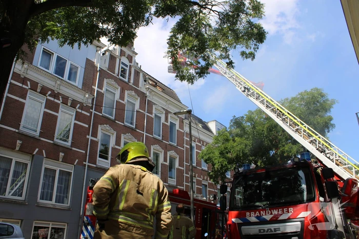 Grote uitslaande brand aan voor- en achterzijde van woning