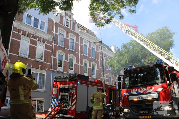 Grote uitslaande brand aan voor- en achterzijde van woning