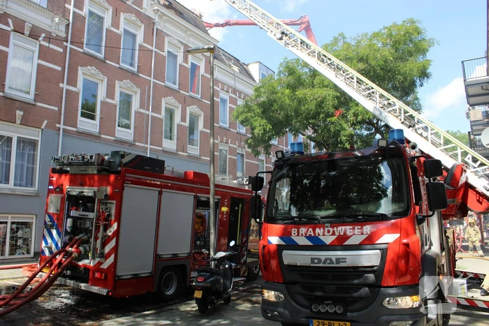 Grote uitslaande brand aan voor- en achterzijde van woning