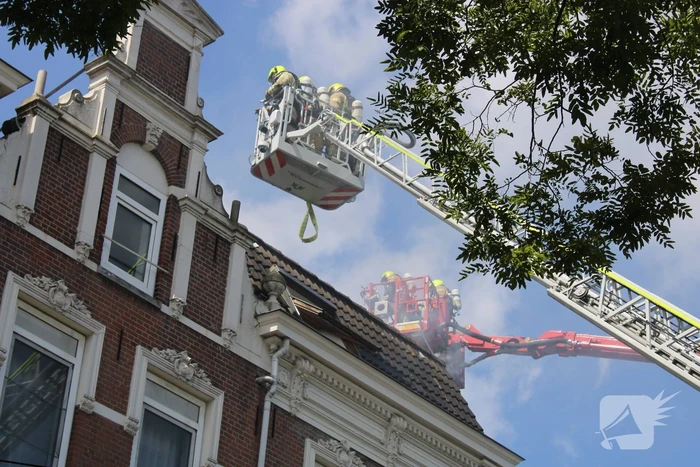 Grote uitslaande brand aan voor- en achterzijde van woning