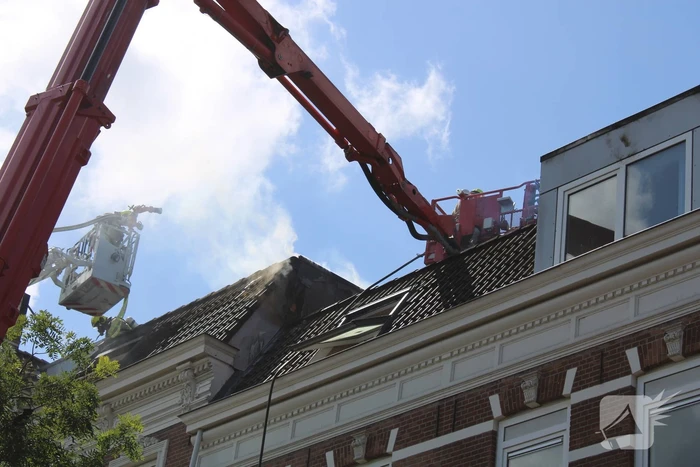 Grote uitslaande brand aan voor- en achterzijde van woning