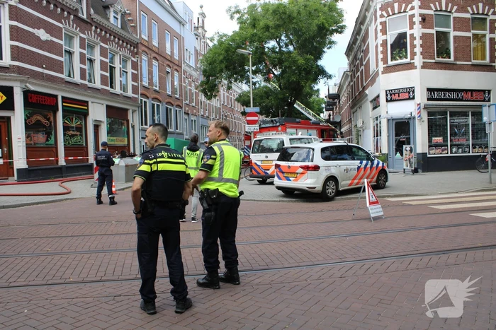 Grote uitslaande brand aan voor- en achterzijde van woning