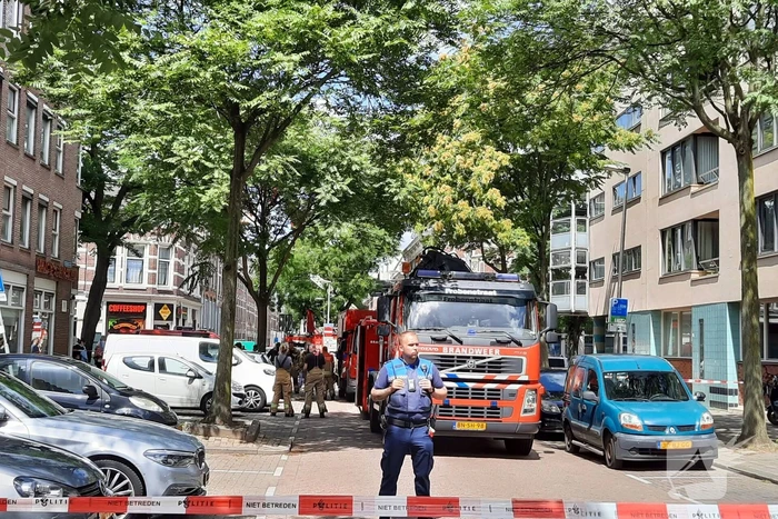 Grote uitslaande brand aan voor- en achterzijde van woning