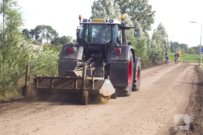 Grote hoeveelheden zand op de weg door werkzaamheden