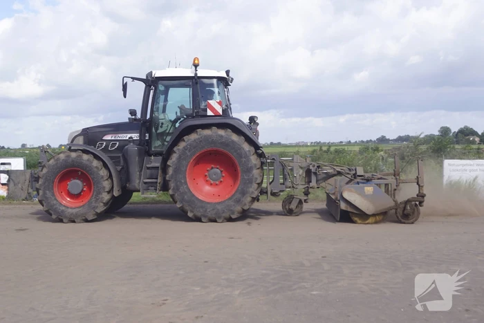 Grote hoeveelheden zand op de weg door werkzaamheden