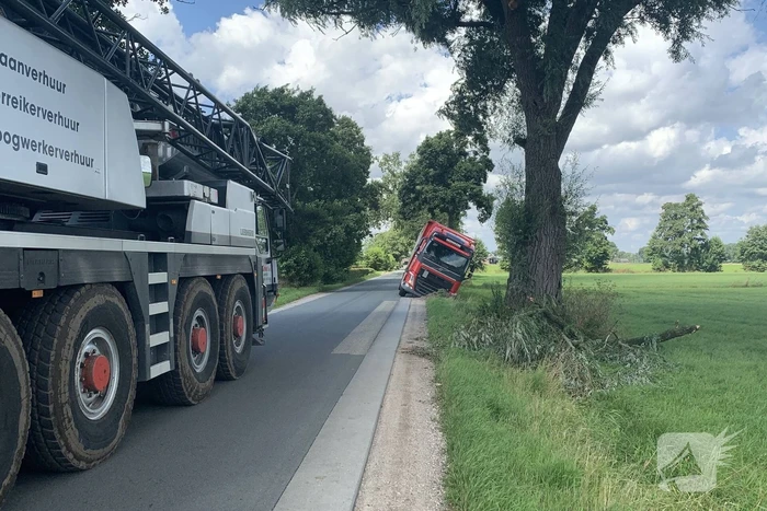 Vrachtwagen met oplegger komt vast te zitten in greppel