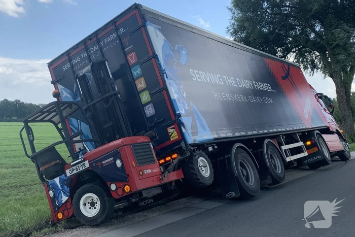 Vrachtwagen met oplegger komt vast te zitten in greppel