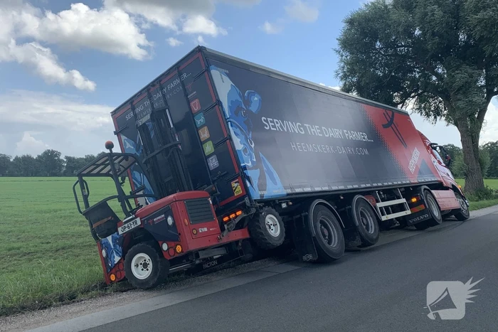 Vrachtwagen met oplegger komt vast te zitten in greppel