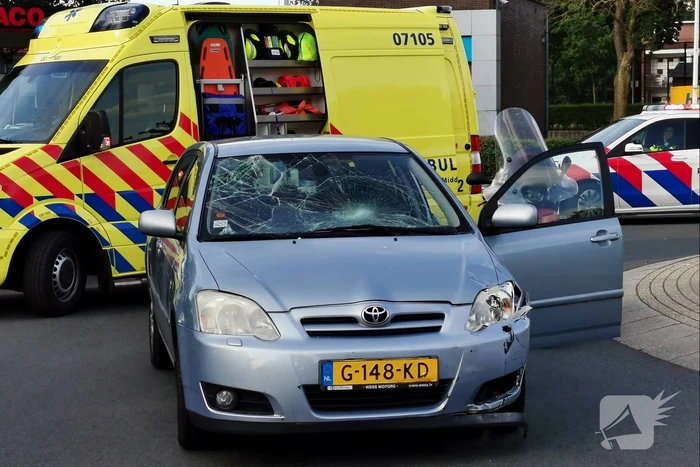 Twee personen gewond bij aanrijding op rotonde