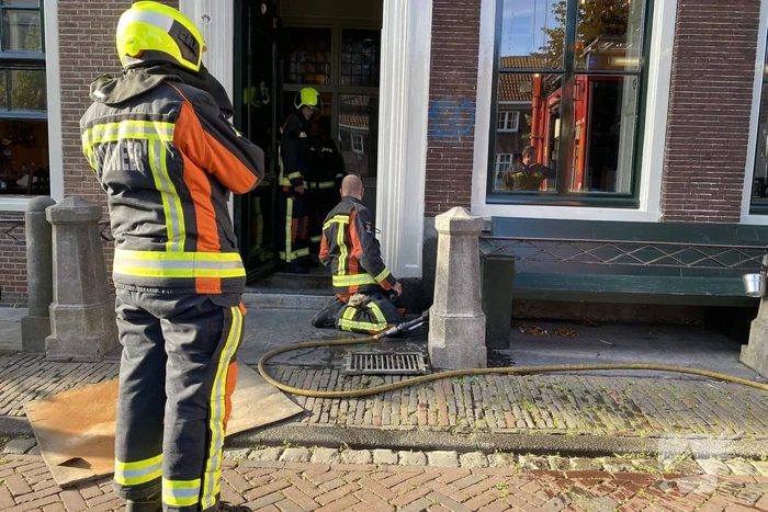 Brandende sigarettenpeuken in rooster zorgen voor brand