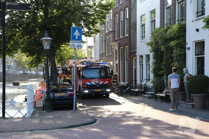 Brandende sigarettenpeuken in rooster zorgen voor brand