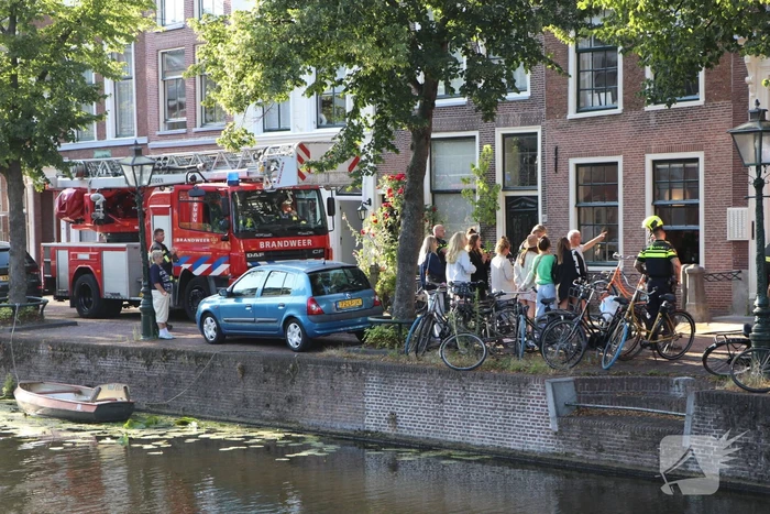 Brandende sigarettenpeuken in rooster zorgen voor brand