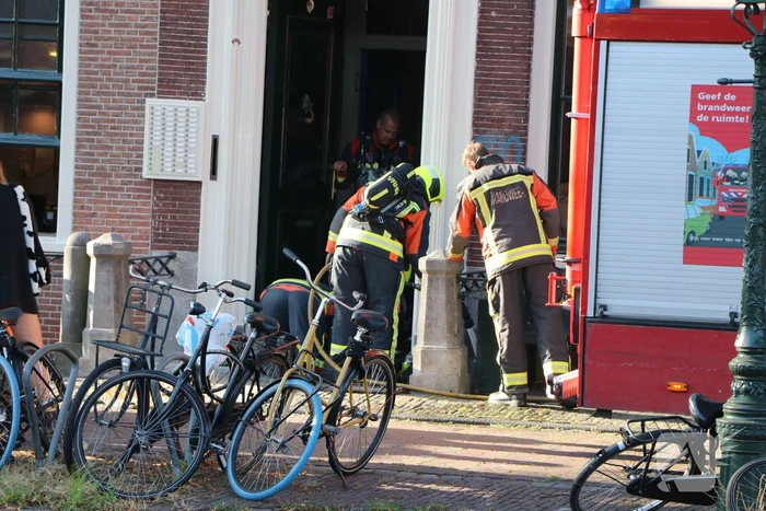 Brandende sigarettenpeuken in rooster zorgen voor brand