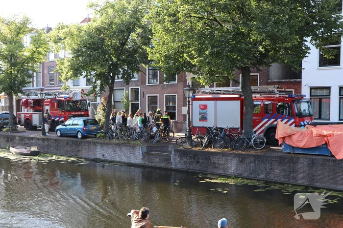 Brandende sigarettenpeuken in rooster zorgen voor brand