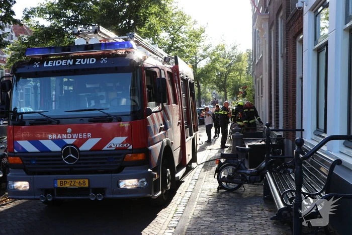 Brandende sigarettenpeuken in rooster zorgen voor brand