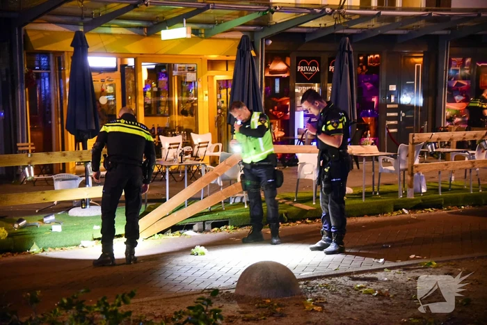 Mogelijke schietpartij op terras van café