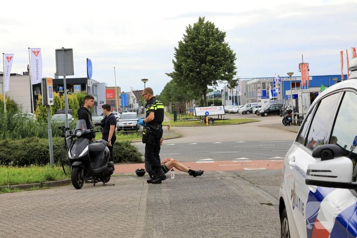 Bestelauto botst op wielrenner