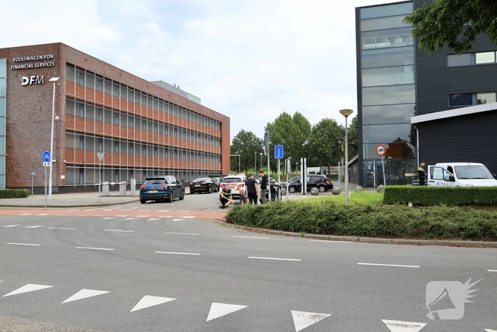 Bestelauto botst op wielrenner