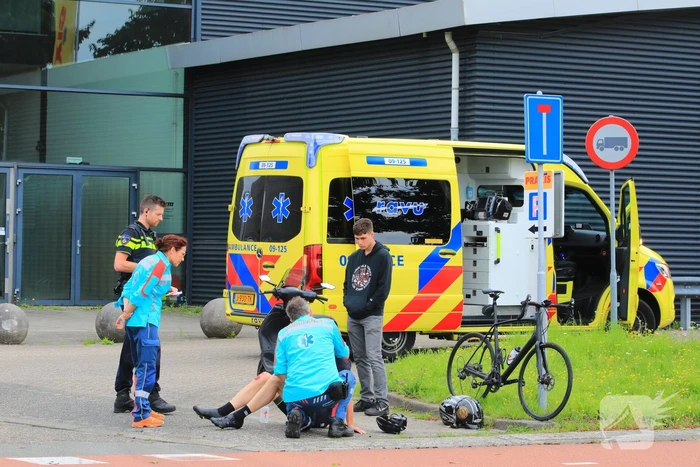 Bestelauto botst op wielrenner