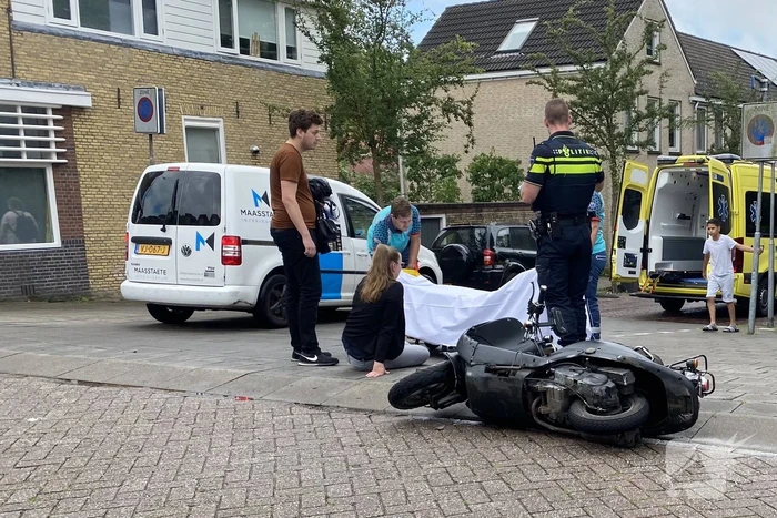 Scooterrijder gaat onderuit en raakt gewond
