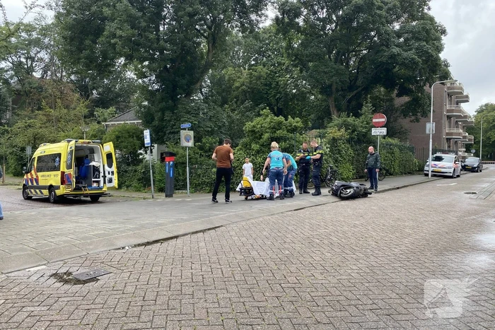 Scooterrijder gaat onderuit en raakt gewond