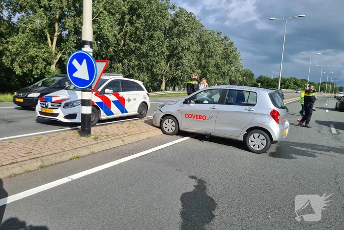 Bestuurder vliegt met auto uit de bocht en botst op betonblok