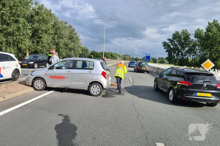Bestuurder vliegt met auto uit de bocht en botst op betonblok