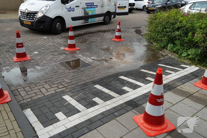 Drinkwater komt door de straatstenen omhoog