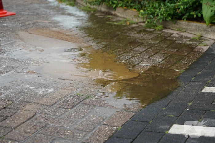 Drinkwater komt door de straatstenen omhoog