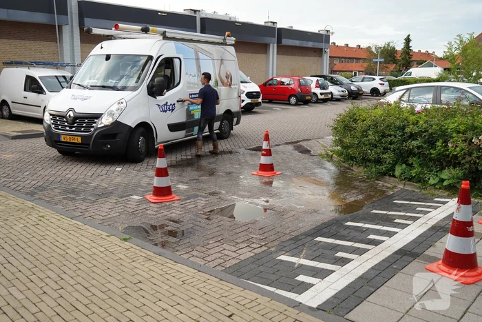 Drinkwater komt door de straatstenen omhoog