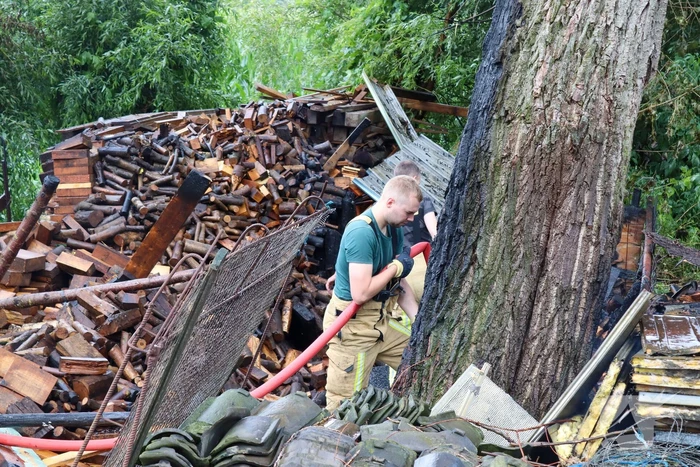 Brand in houtopslag slaat over naar schuur