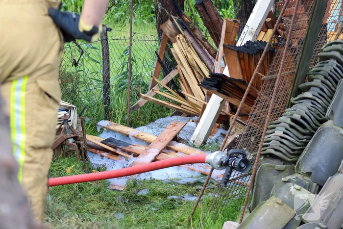 Brand in houtopslag slaat over naar schuur