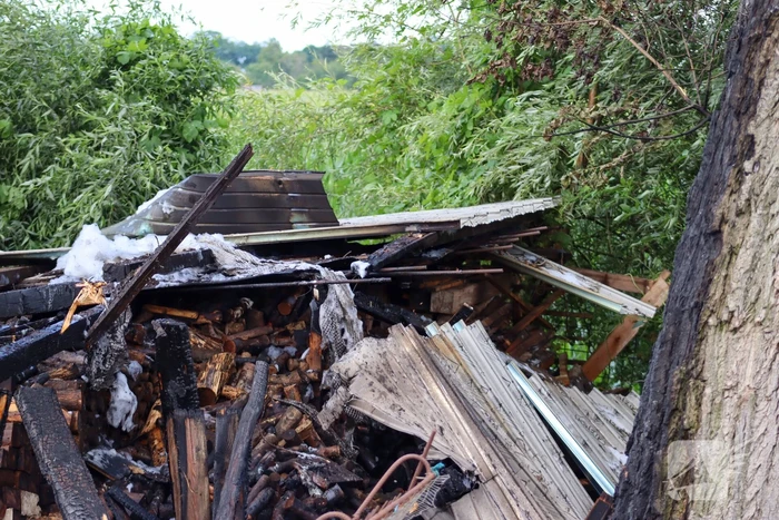 Brand in houtopslag slaat over naar schuur