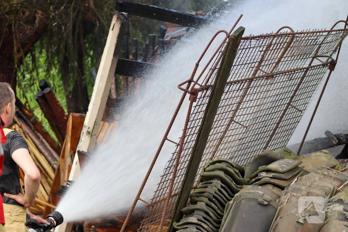 Brand in houtopslag slaat over naar schuur