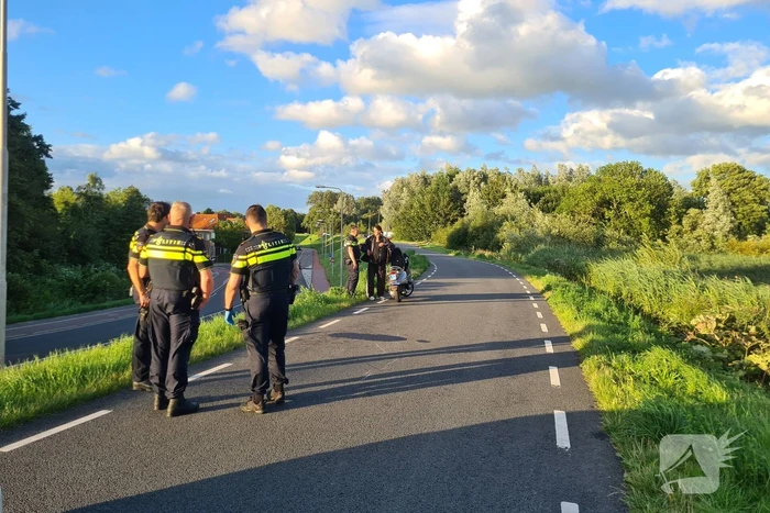 Persoon ten val met scooter