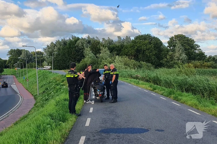 Persoon ten val met scooter