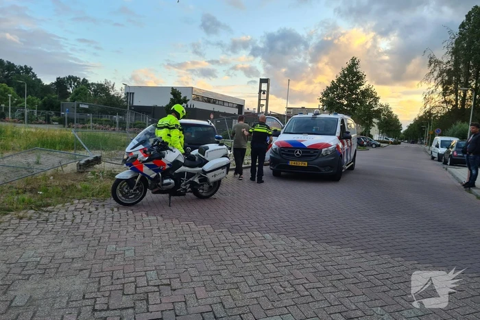Bestuurder onder invloed rijdt door hekwerk