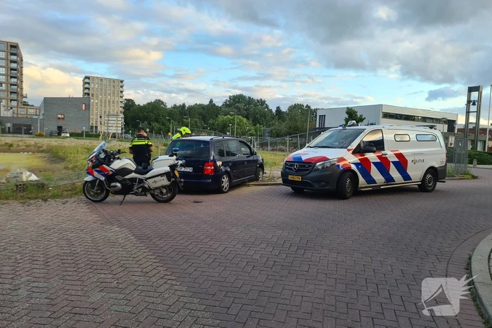 Bestuurder onder invloed rijdt door hekwerk
