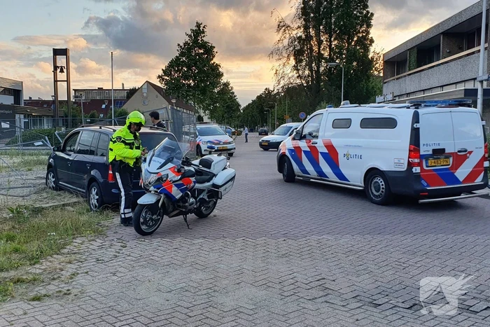 Bestuurder onder invloed rijdt door hekwerk