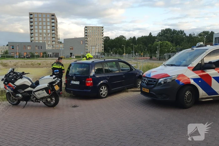Bestuurder onder invloed rijdt door hekwerk