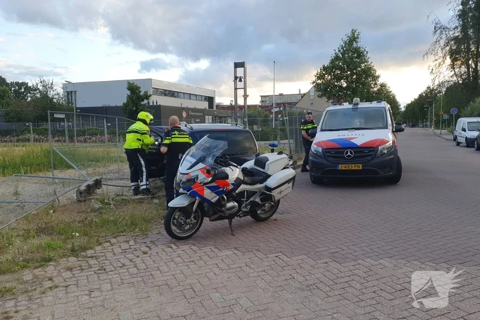 Bestuurder onder invloed rijdt door hekwerk