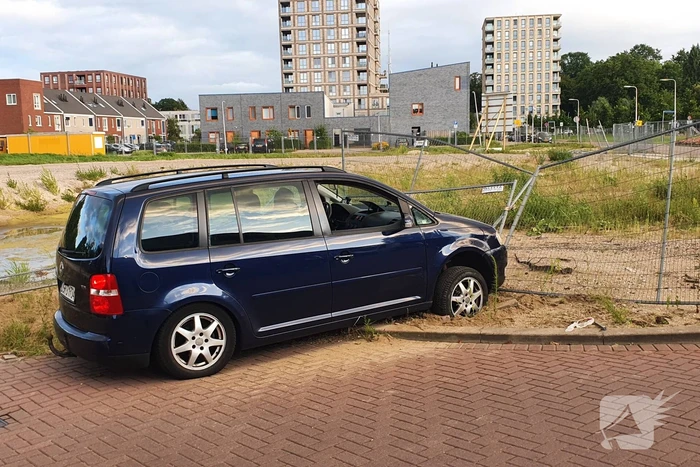 Bestuurder onder invloed rijdt door hekwerk