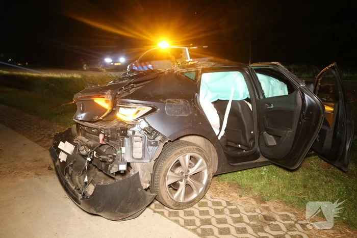 Auto raakt van de weg en belandt te water