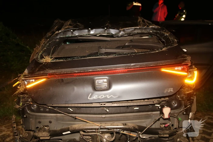 Auto raakt van de weg en belandt te water